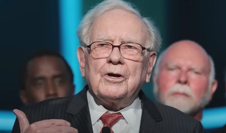 Warren Buffett Gives Each Family Member $10,000 & Their Favorite Candy ...